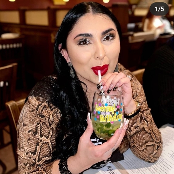 Meet your Posher, Gwendalyn - Picture 2 of 6